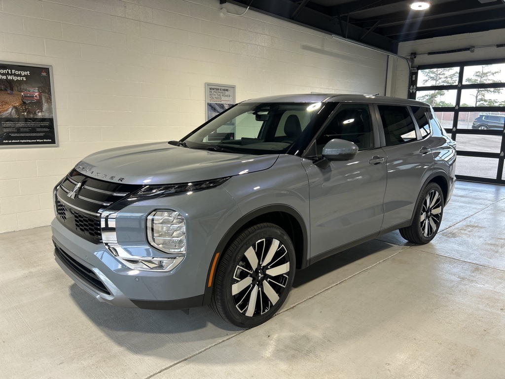 2025 Mitsubishi Outlander SE's photo