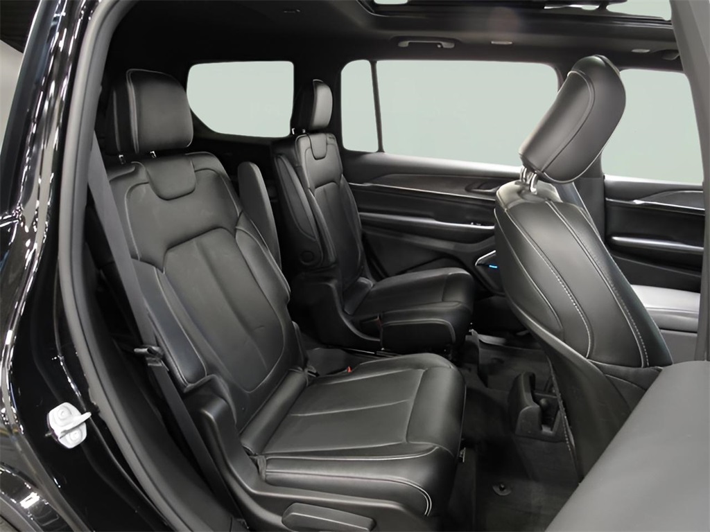 2023 Jeep Grand Cherokee Overland photo 16