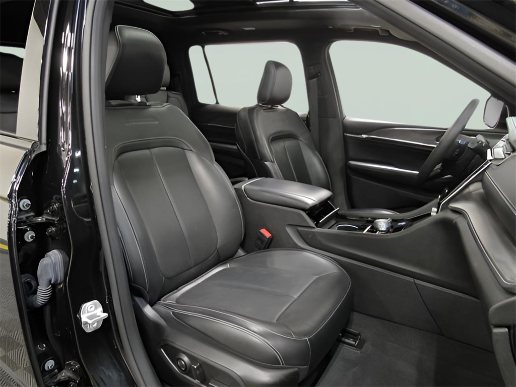 2023 Jeep Grand Cherokee Overland photo 11