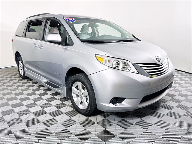 2017 Toyota Sienna LE