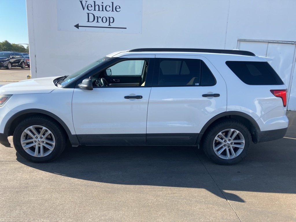 2017 Ford Explorer Base photo 2