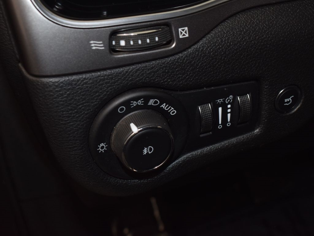 2020 Jeep Cherokee Limited photo 13
