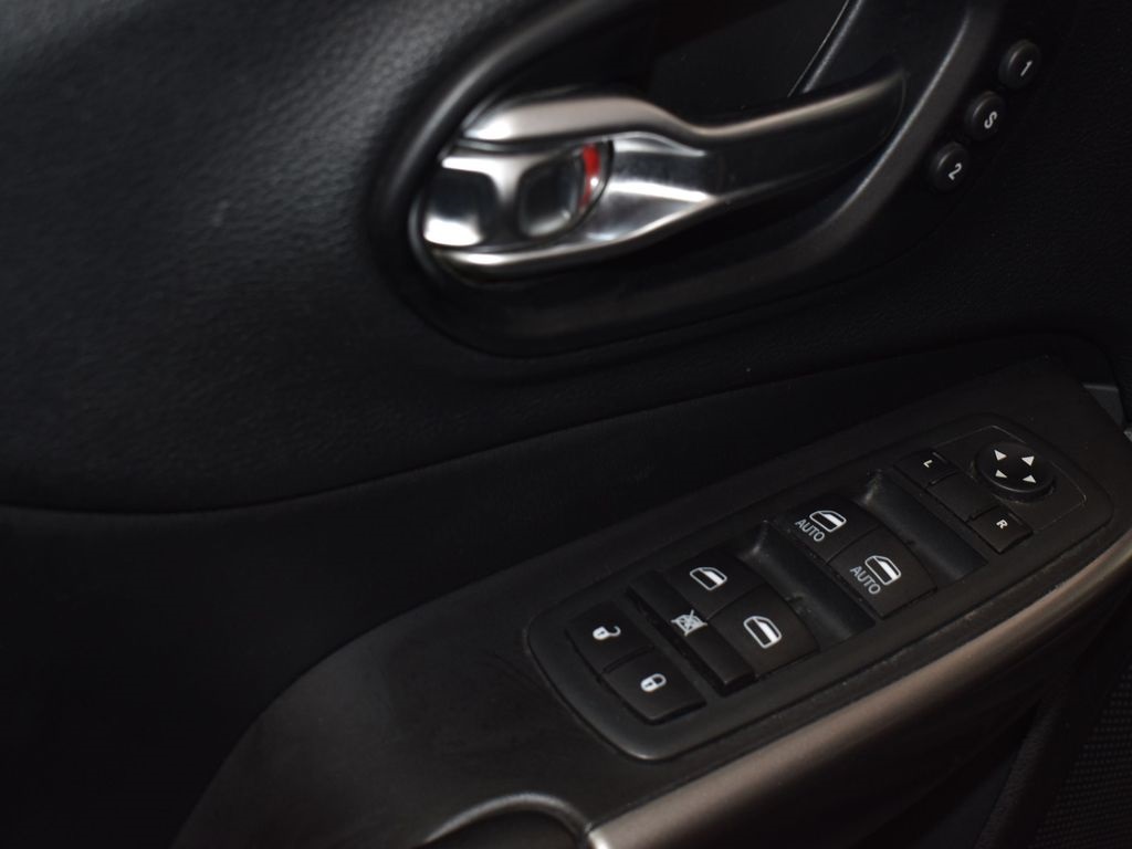 2020 Jeep Cherokee Limited photo 15