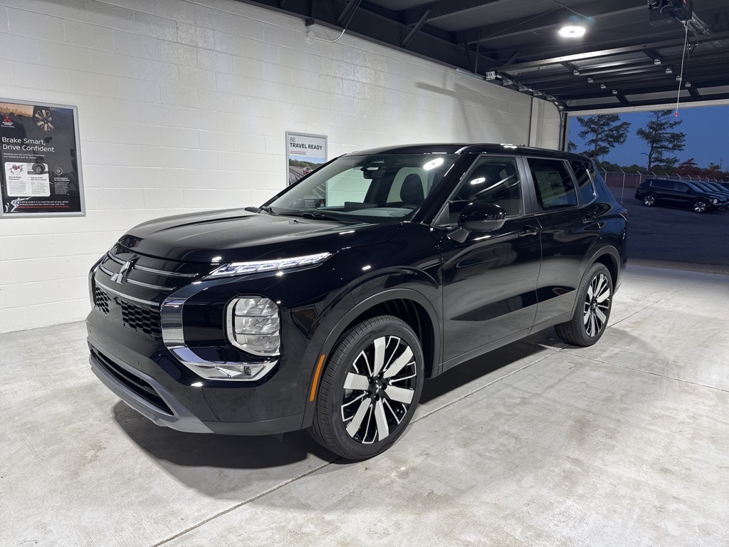 2025 Mitsubishi Outlander SE's photo