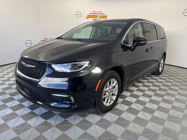 2024 Brilliant Black Crystal Pearlcoat Chrysler Pacifica Touring L Van