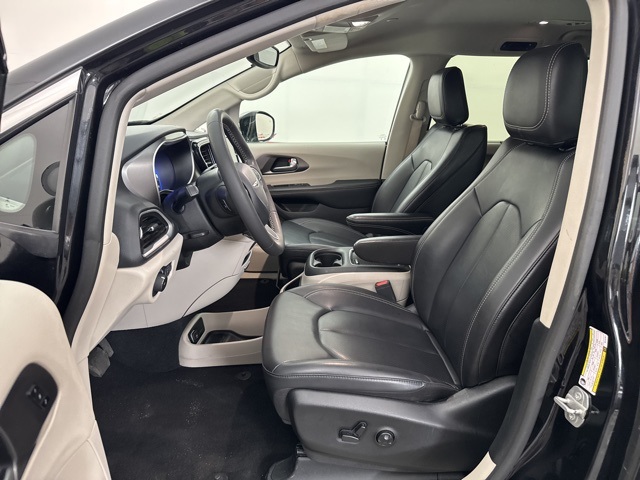2024 Brilliant Black Crystal Pearlcoat Chrysler Pacifica Touring L FWD Van