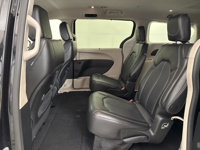 2024 Brilliant Black Crystal Pearlcoat Chrysler Pacifica Touring L FWD Van