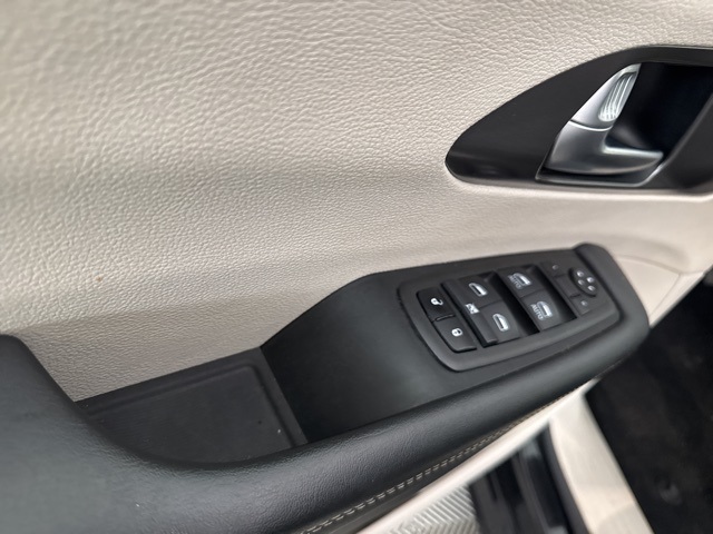 2024 Brilliant Black Crystal Pearlcoat Chrysler Pacifica Touring L FWD Van