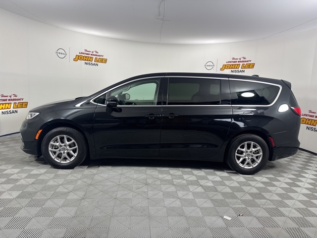 2024 Brilliant Black Crystal Pearlcoat Chrysler Pacifica Touring L FWD Van