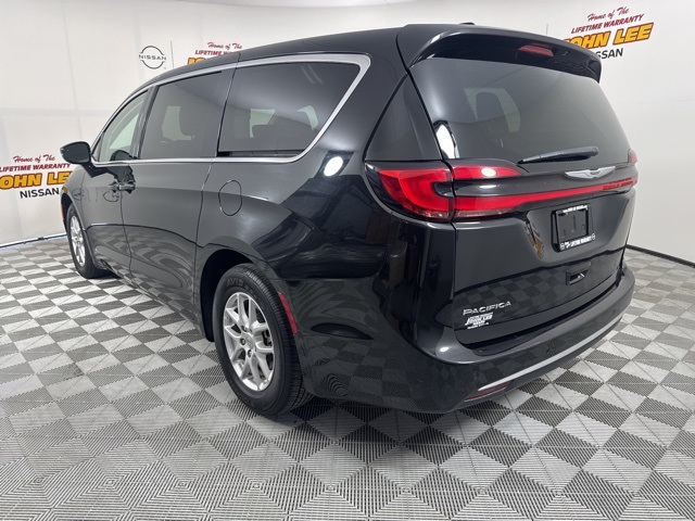 2024 Brilliant Black Crystal Pearlcoat Chrysler Pacifica Touring L FWD Van