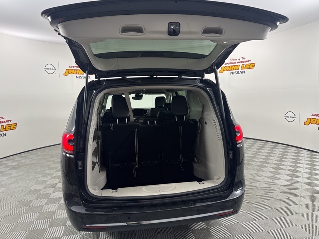 2024 Brilliant Black Crystal Pearlcoat Chrysler Pacifica Touring L FWD Van
