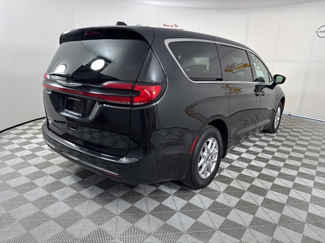 2024 Brilliant Black Crystal Pearlcoat Chrysler Pacifica Touring L FWD Van