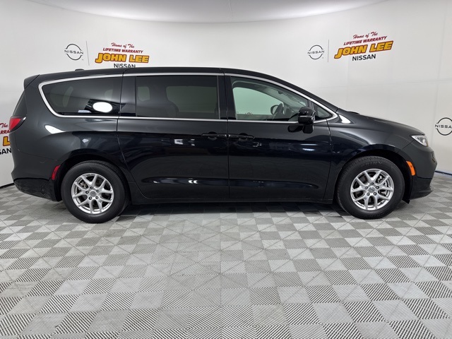 2024 Brilliant Black Crystal Pearlcoat Chrysler Pacifica Touring L FWD Van