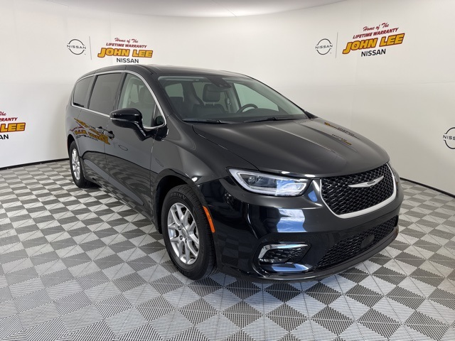 2024 Brilliant Black Crystal Pearlcoat Chrysler Pacifica Touring L FWD Van