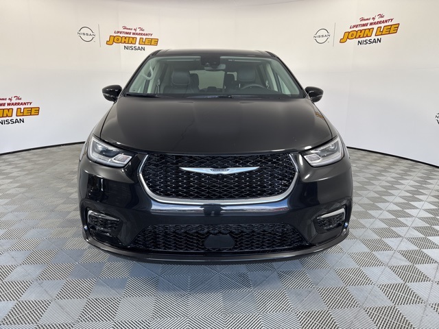 2024 Brilliant Black Crystal Pearlcoat Chrysler Pacifica Touring L FWD Van