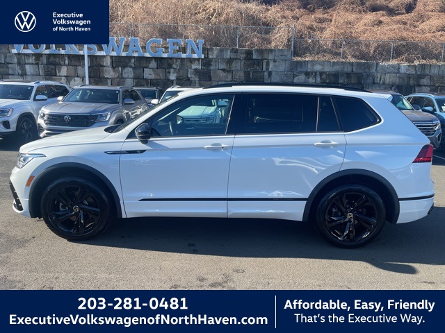 2024 Volkswagen Tiguan SE R-LINE BLACK's photo