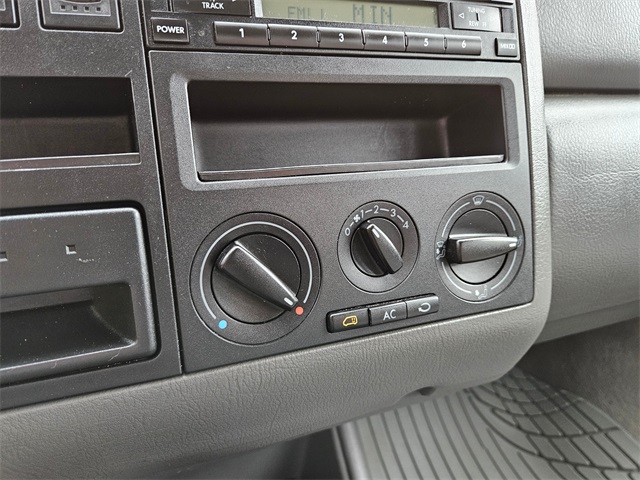 2001 Volkswagen EuroVan MV Weekender photo 20