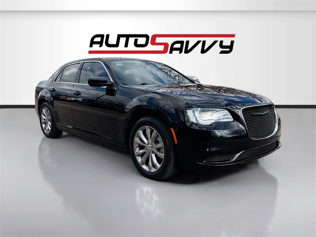 2022 Chrysler 300 Touring's photo