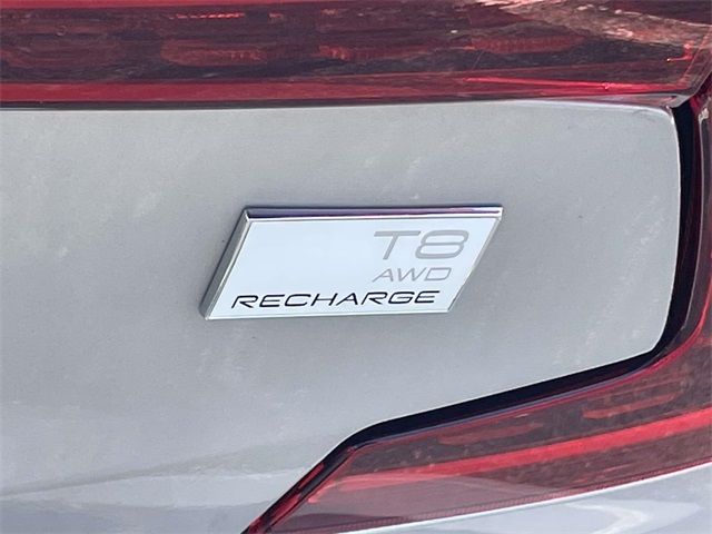 S60 Plug-In Hybrid T8 Recharge Plus Dark Theme