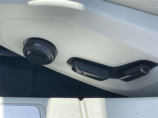 S60 Plug-In Hybrid T8 Recharge Plus Dark Theme