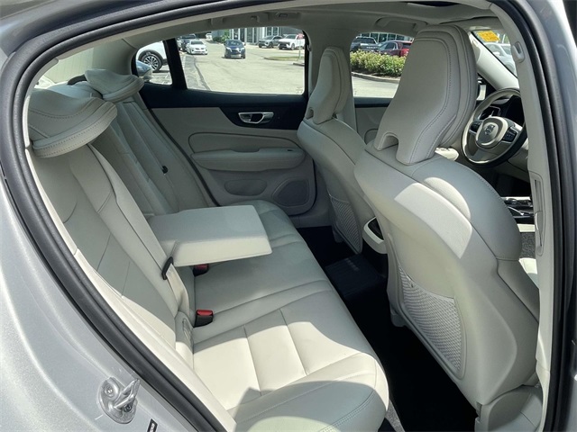 S60 Plug-In Hybrid T8 Recharge Plus Dark Theme
