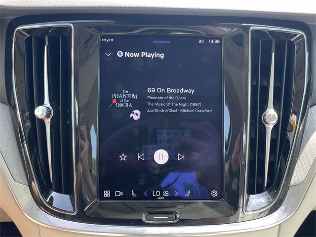 S60 Plug-In Hybrid T8 Recharge Plus Dark Theme