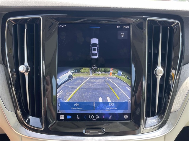 S60 Plug-In Hybrid T8 Recharge Plus Dark Theme