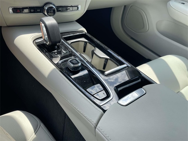 S60 Plug-In Hybrid T8 Recharge Plus Dark Theme