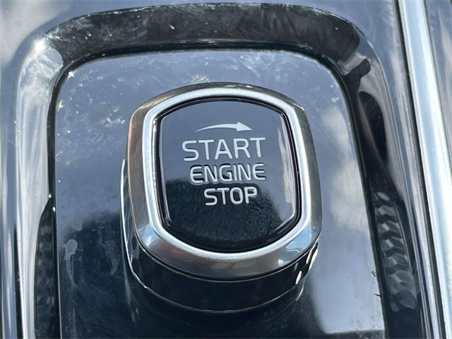 S60 Plug-In Hybrid T8 Recharge Plus Dark Theme