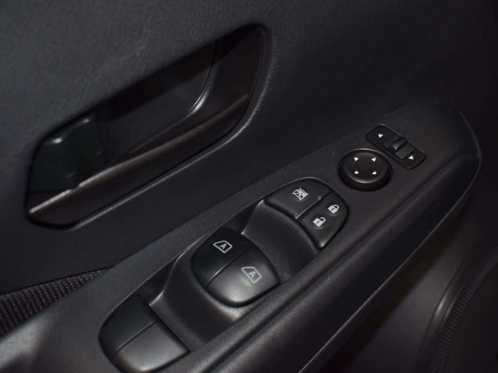 2025 Nissan Kicks Play S photo 12