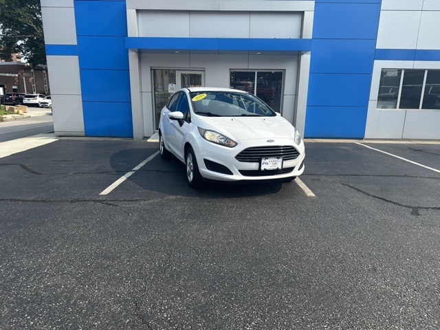 2019 Oxford White Ford Fiesta SE FWD Sedan