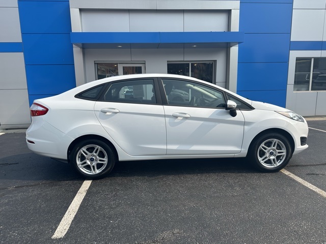 2019 Oxford White Ford Fiesta SE FWD Sedan