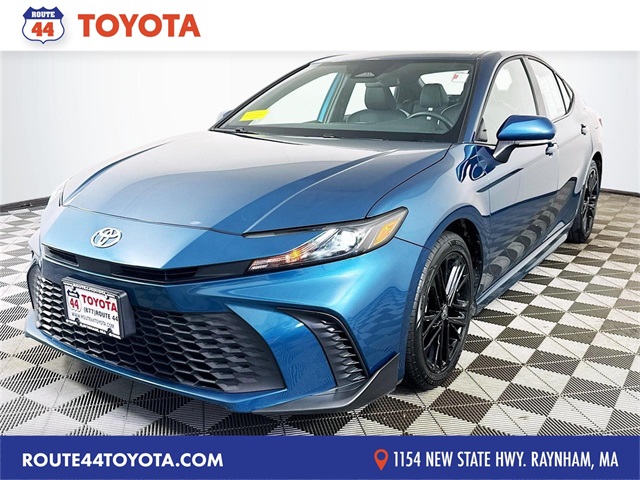 2025 Toyota Camry SE's photo