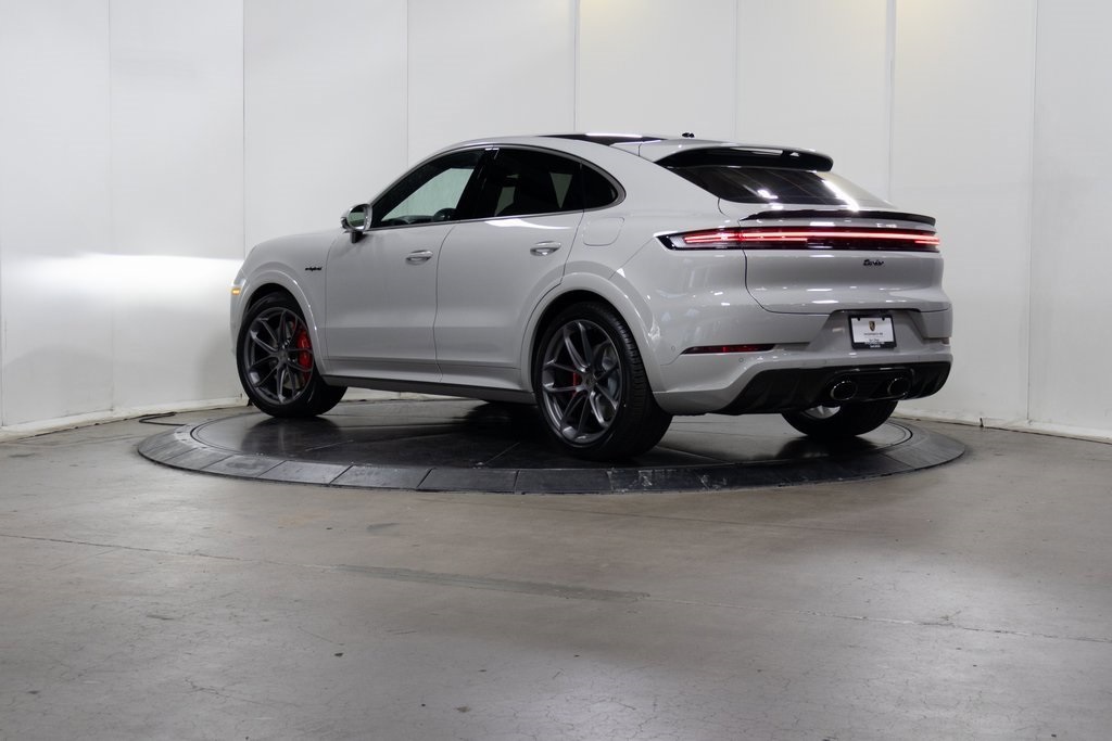 2025 Porsche Cayenne Turbo E-Hybrid photo 2