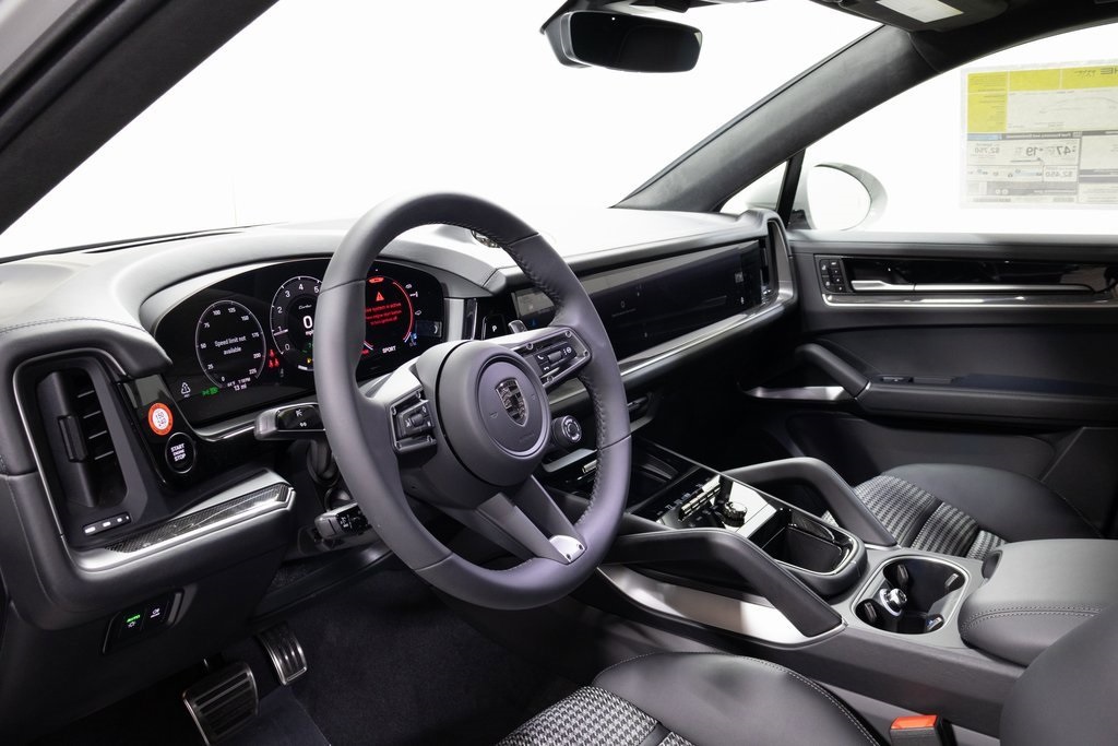 2025 Porsche Cayenne Turbo E-Hybrid photo 3