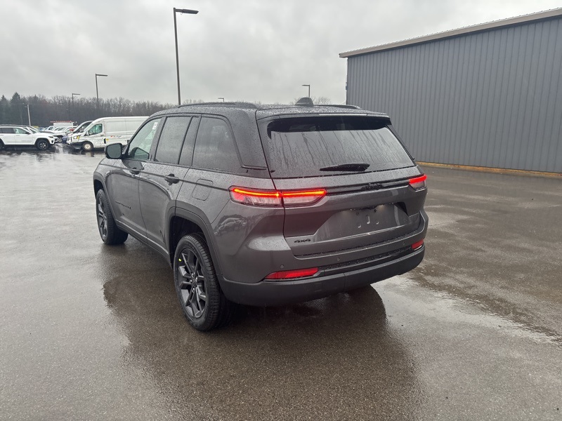 2025 Jeep Grand Cherokee Limited photo 3