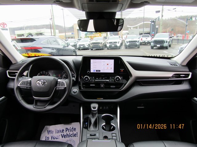 used 2023 Toyota Highlander car, priced at $36,999