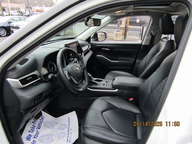 used 2023 Toyota Highlander car, priced at $36,999