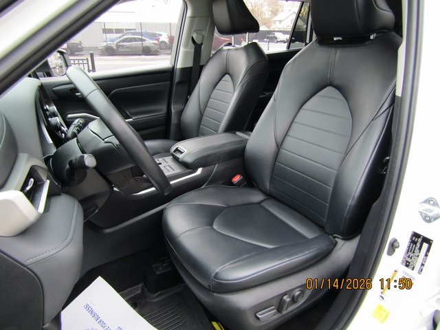 used 2023 Toyota Highlander car, priced at $36,999