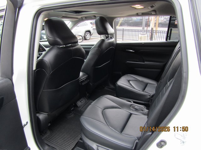 used 2023 Toyota Highlander car, priced at $36,999