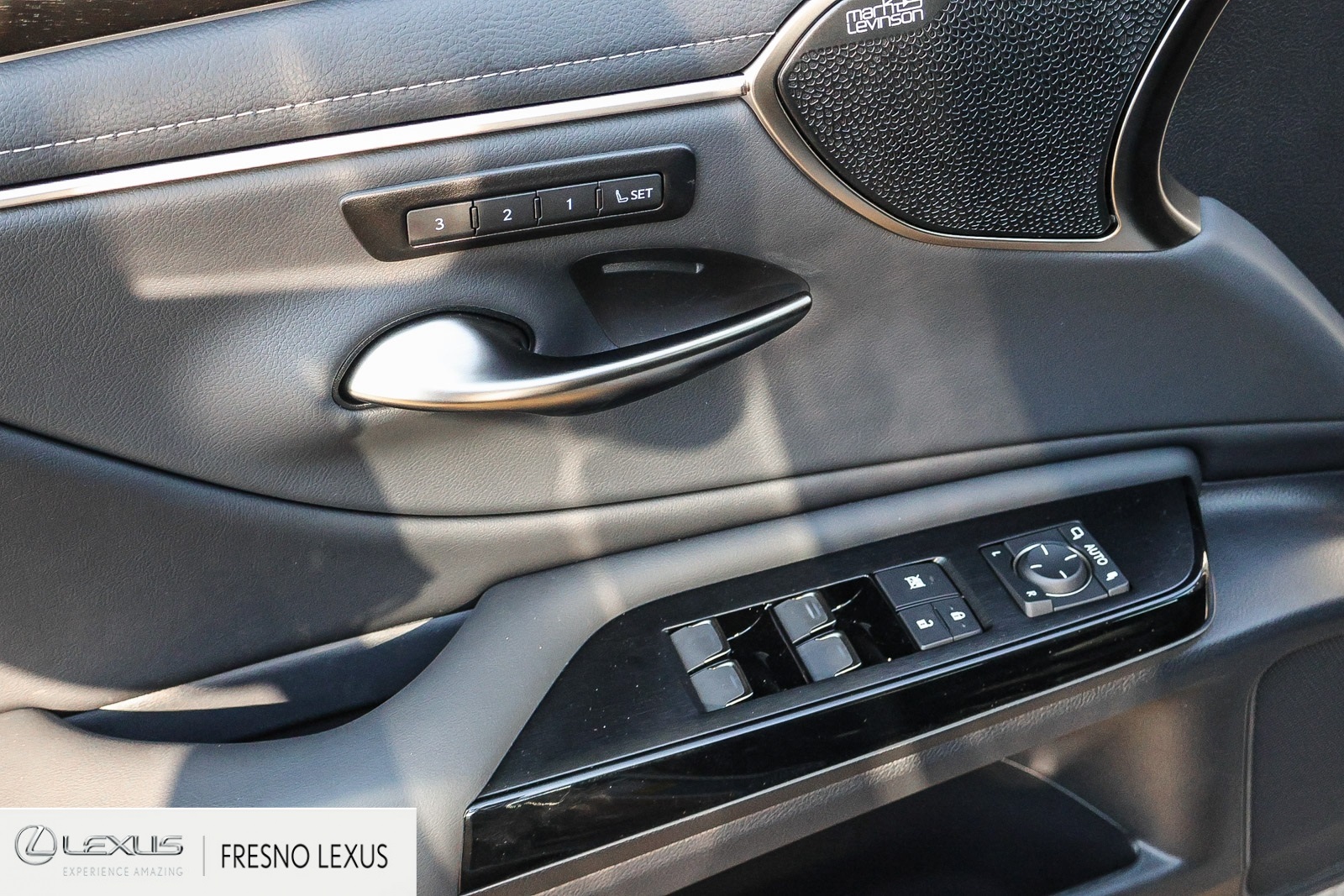 2025 Lexus ES 300h Luxury photo 22