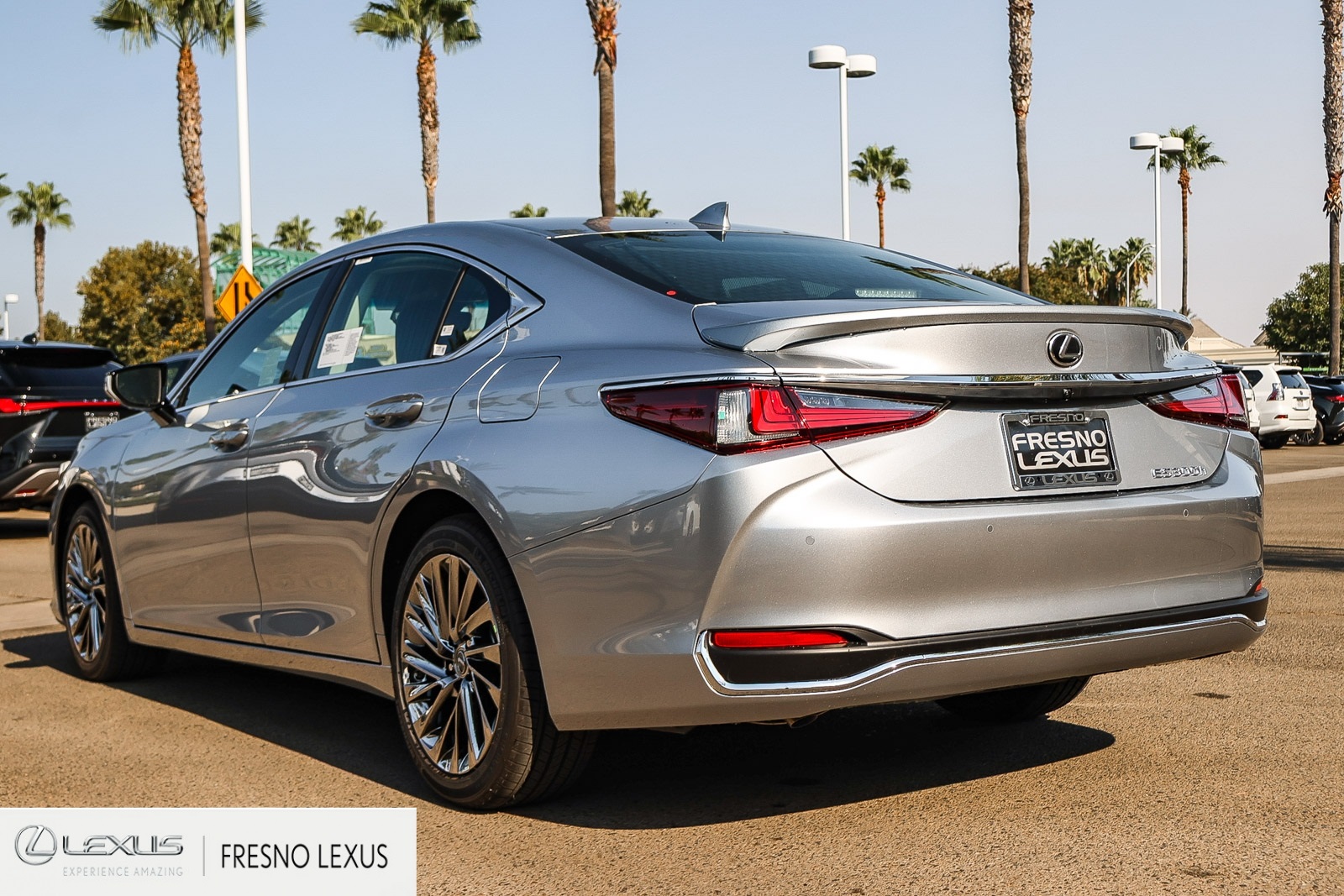 2025 Lexus ES 300h Luxury photo 4