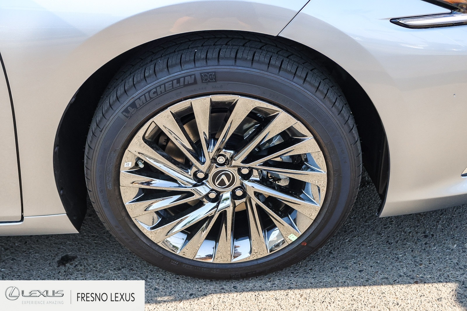 2025 Lexus ES 300h Luxury photo 9
