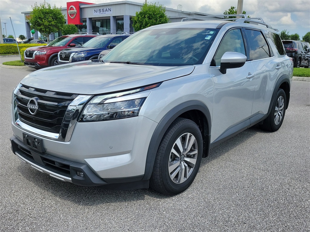 2022 Brilliant Silver Metallic Nissan Pathfinder SL 4X4 SUV