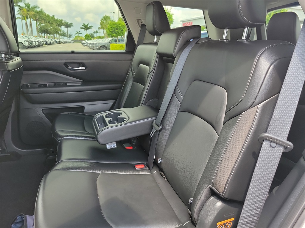 2022 Brilliant Silver Metallic Nissan Pathfinder SL 4X4 SUV