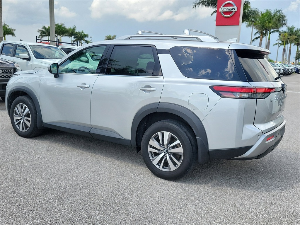2022 Brilliant Silver Metallic Nissan Pathfinder SL 4X4 SUV