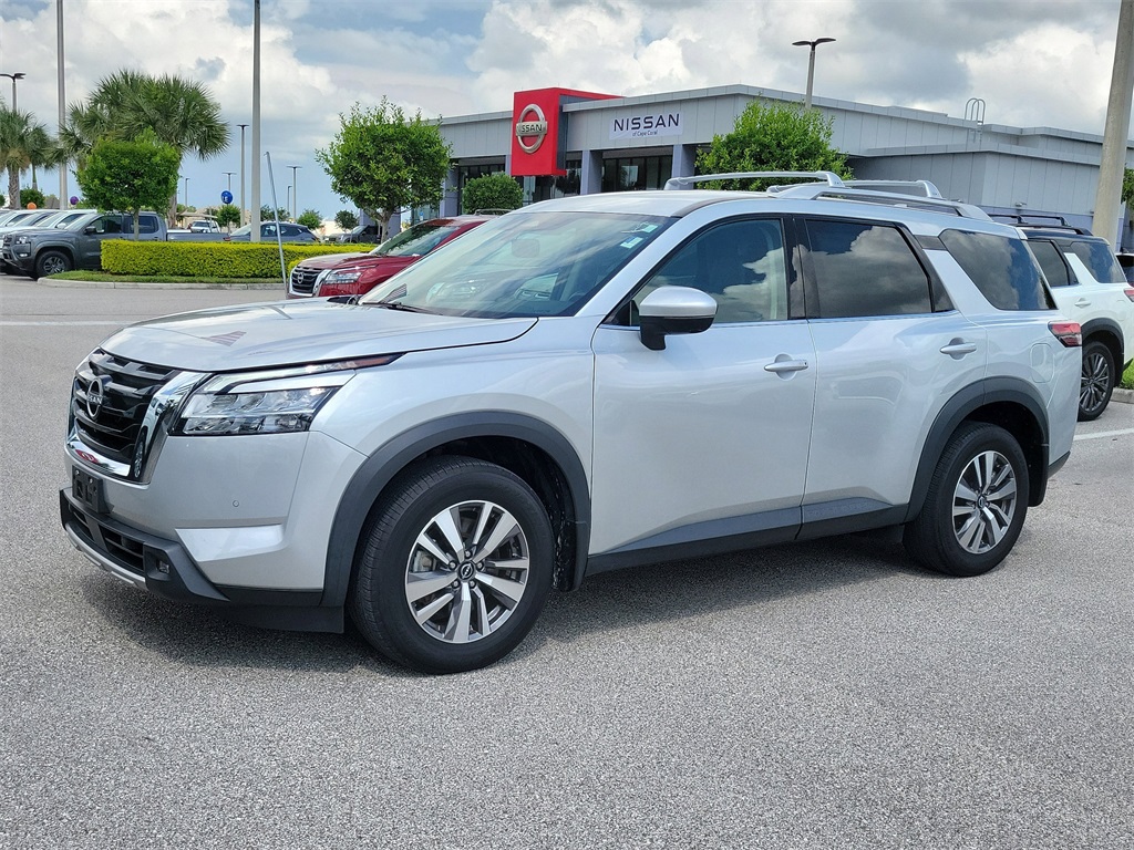 2022 Brilliant Silver Metallic Nissan Pathfinder SL 4X4 SUV