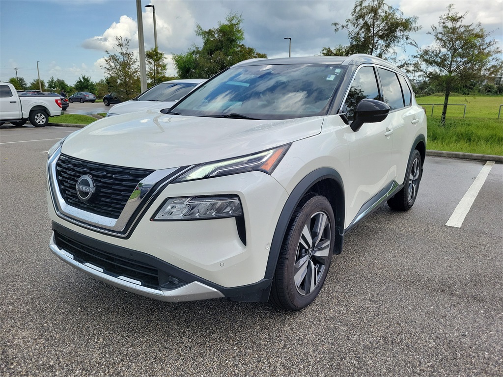2022 Pearl White Tricoat/Super Black Nissan Rogue Platinum FWD SUV