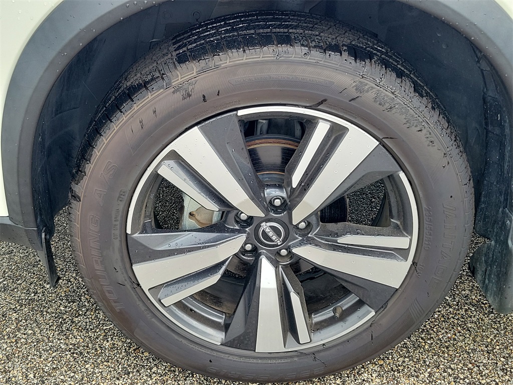 2022 Pearl White Tricoat/Super Black Nissan Rogue Platinum FWD SUV