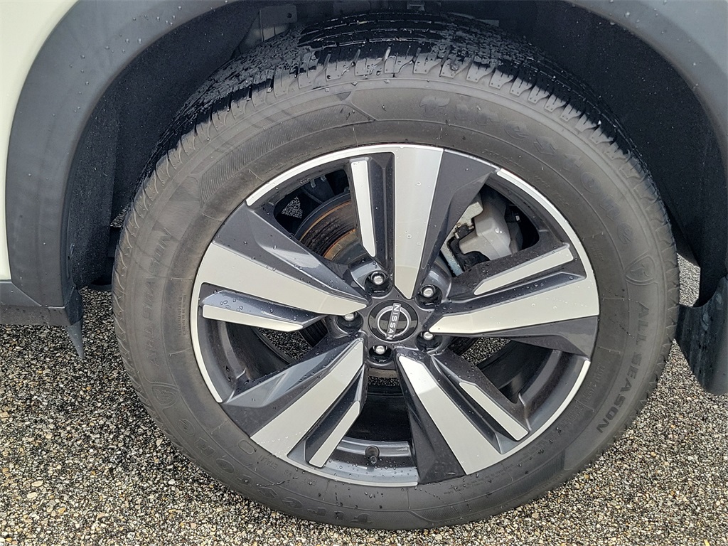 2022 Pearl White Tricoat/Super Black Nissan Rogue Platinum FWD SUV